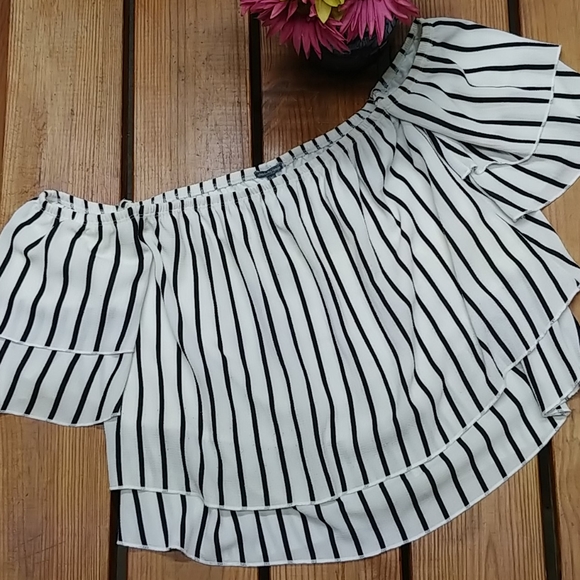 Charlotte Russe Tops - Charlotte Russe layered off the shoulder top
